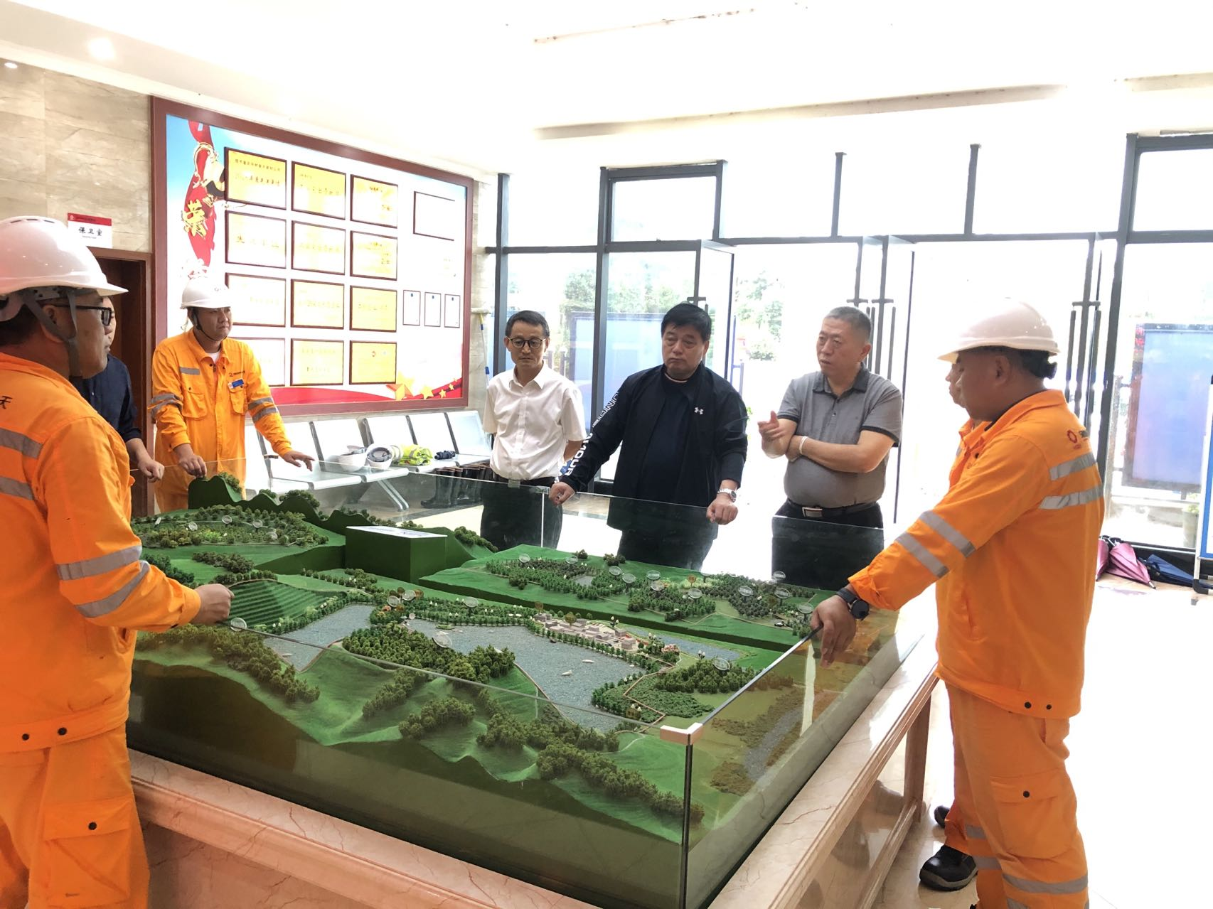 中材礦山外部董事沈軍一行蒞臨重慶中材參天調研